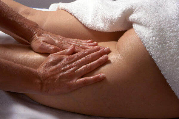 Massagem para prevenir estrias