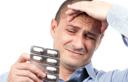 Tabletten nahmen von Kopfschmerzen
