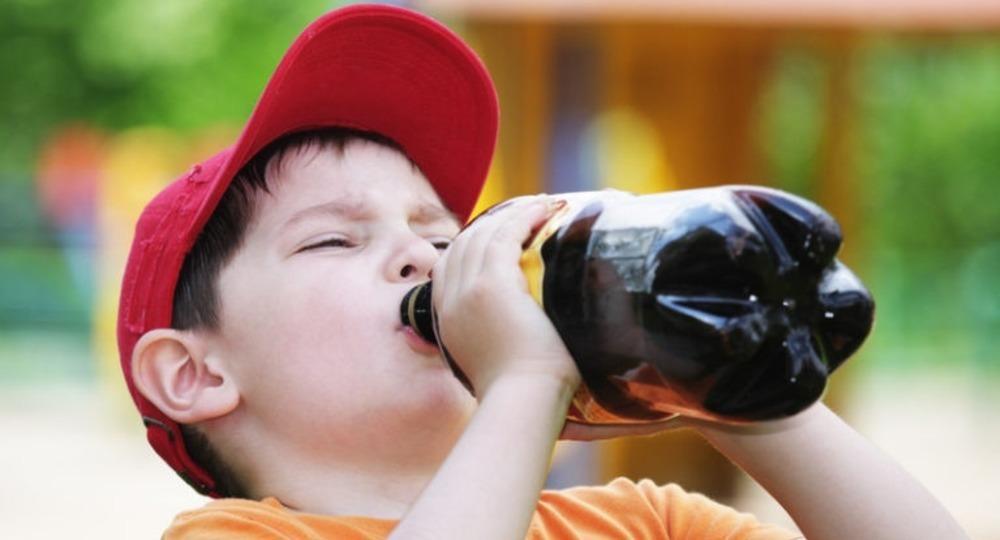 Haitallisilla juomilla ja elintarvikkeilla, joissa on paljon väriainetta, on huono vaikutus lapsen ruoansulatuskanavaan
