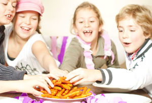 Børn spiser chips
