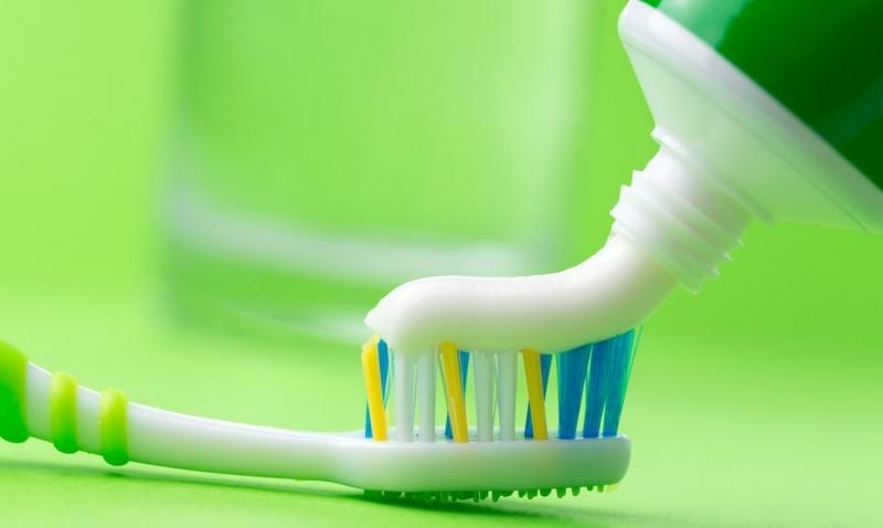 Apakah mungkin untuk mengolesi herpes pasta gigi dan bagaimana melakukannya