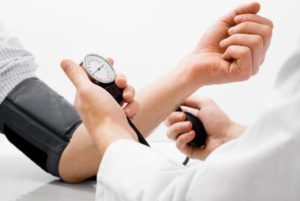 Pri akom tlaku sa cíti chorý: pri nízkom alebo vysokom, spojenie so závratmi