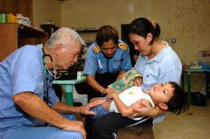 El médico ayuda al niño con el dolor.