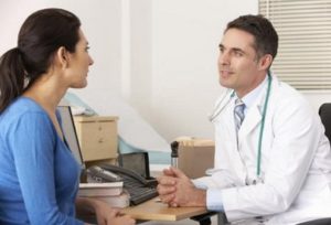 Lægen rådfører sig med patienten