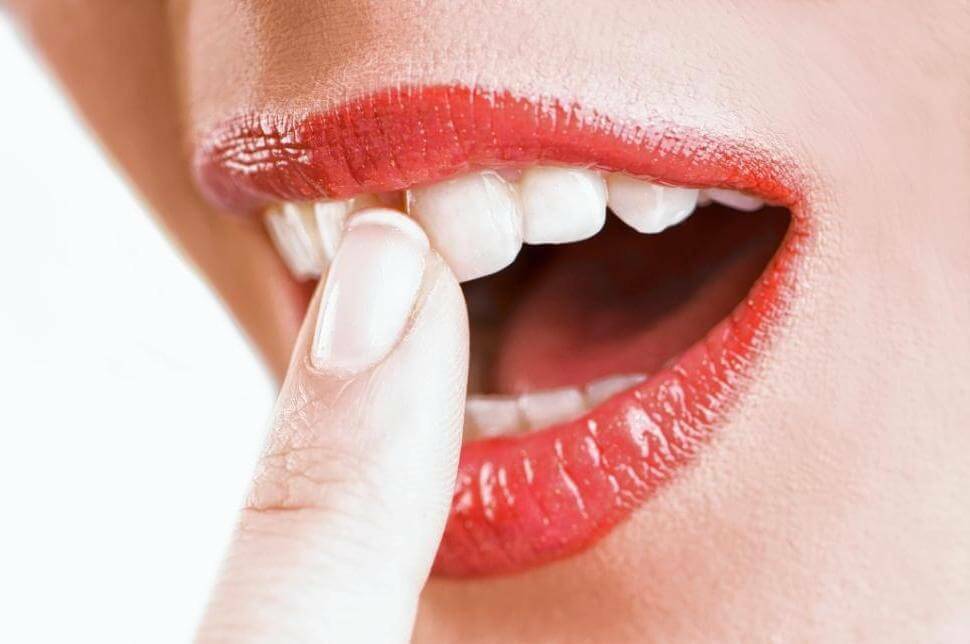 posílení dásní a rozviklaný zuby