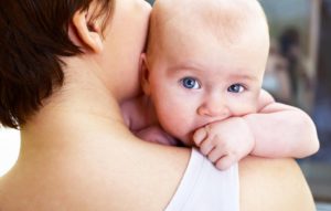 Novonarodené dieťa po kŕmení často pľuvne a škytá