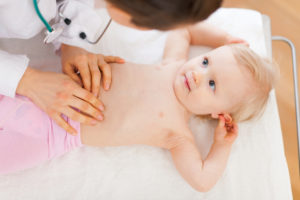 Massage abdominal pour un enfant