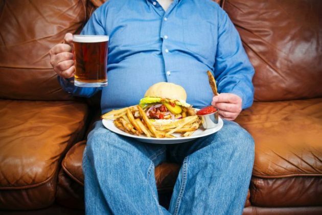 Uno stile di vita sedentario, cibo nocivo e alcool - è ciò che causa la stitichezza più spesso