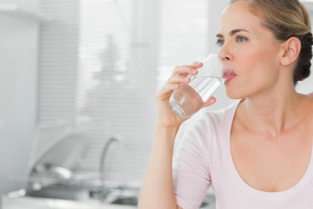 Una causa común de estreñimiento en mujeres - ingesta inadecuada de agua