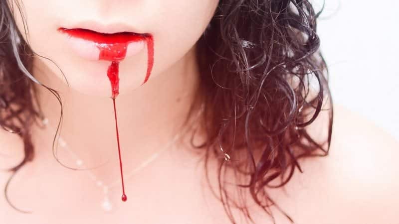 Aus dem Mund blutet: die Ursachen und was im Fall von Blutungen zu tun