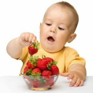 les enfants et les fraises