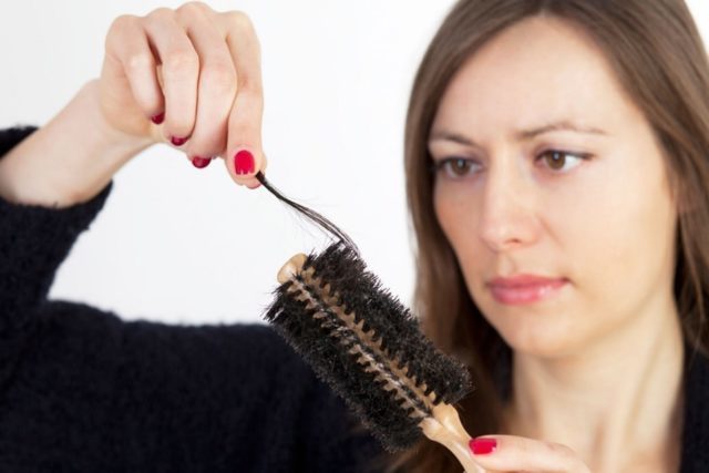Vypadávání vlasů: jak zastavit nemoc