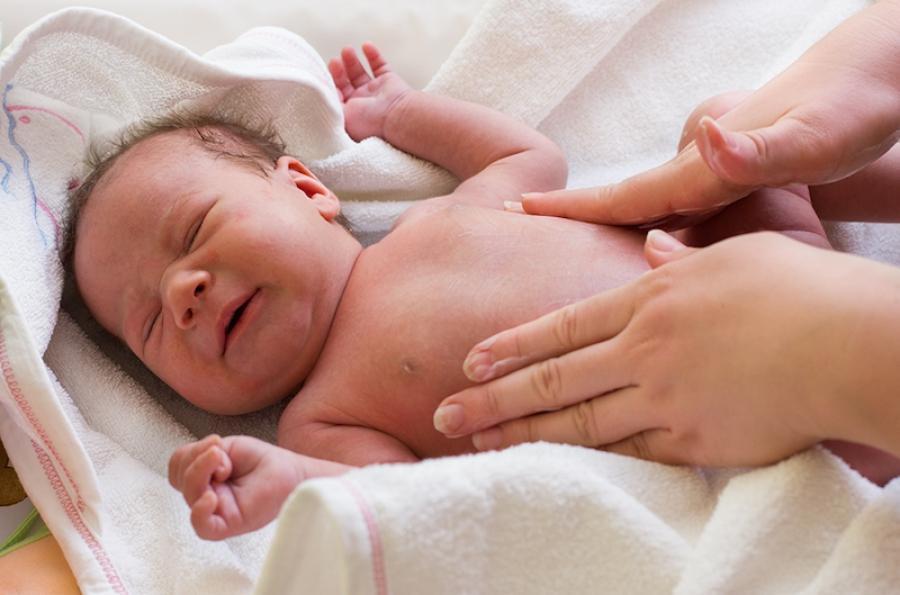 Masaje de vientre para bebés