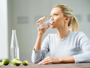 Cómo dejar de vomitar: ¿qué ayuda a los adultos y a los niños en casa?