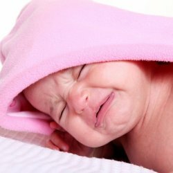 Wie kann ich ein Neugeborenes mit Verstopfung helfen?