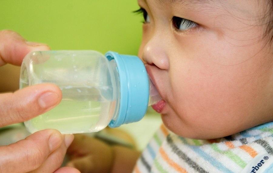 Anna lapsellesi runsaasti nestettä.