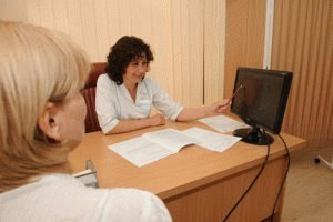 Mujer en la recepción del proctólogo