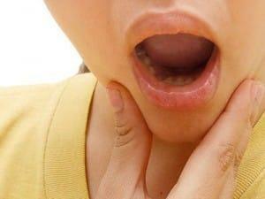 crunch di rahang saat mengunyah membuka mulut untuk telinga di sendi rahang