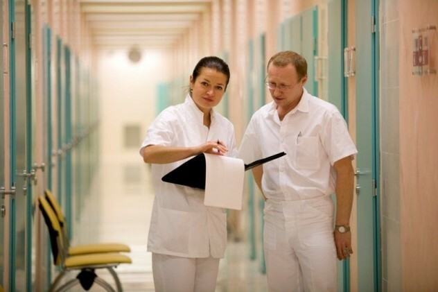 Läkare råda i korridoren kliniken