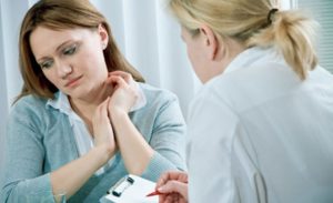 Menina no médico na recepção