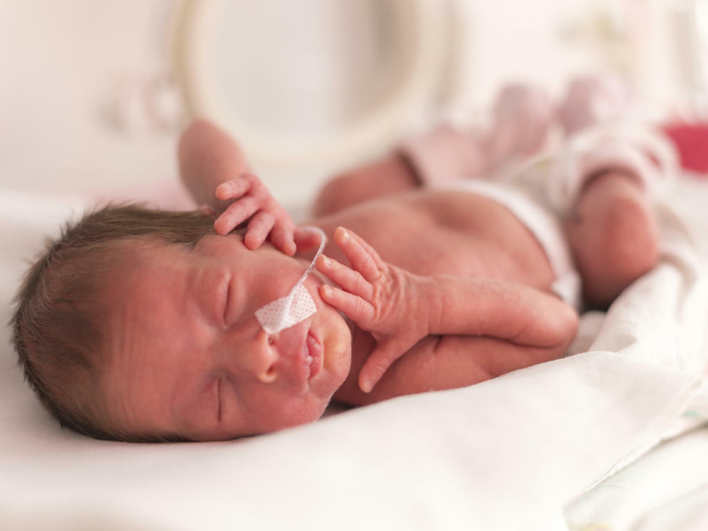 For tidligt fødte babyer: årsager, symptomer, behandling, prognose, forebyggelse