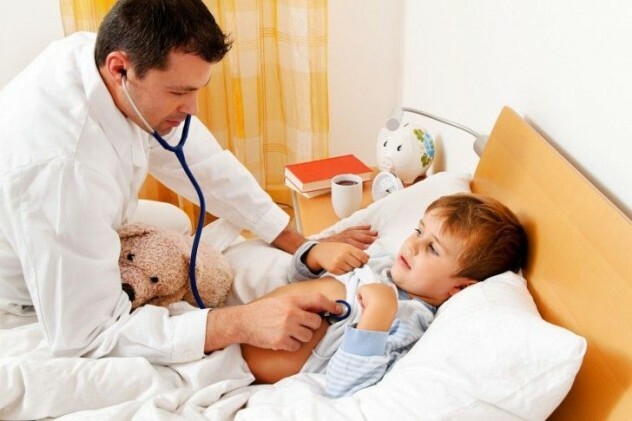 Läkaren lyssnar på ett sjukt barn