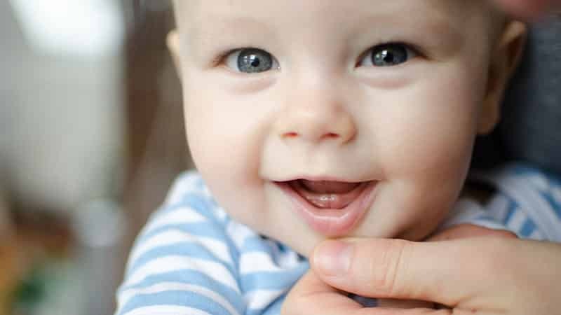 Zeichen der bei Säuglingen Zahnen