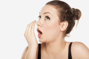 Plaque sur la langue et mauvaise haleine: causes et traitement