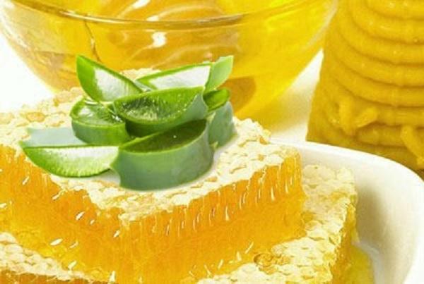 Stoffene i honning og aloe har god effekt på mage -tarmkanalen. 