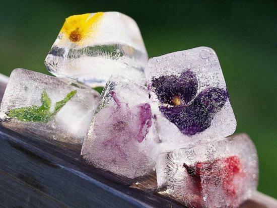 Essuyant le visage avec des cubes de glace: secrets simples de beauté
