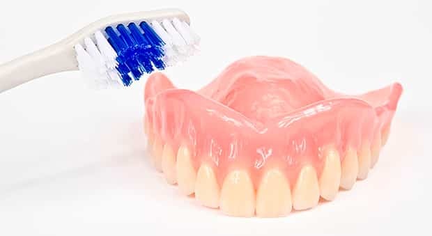 Hur att bleka du rengör tandproteser hemma