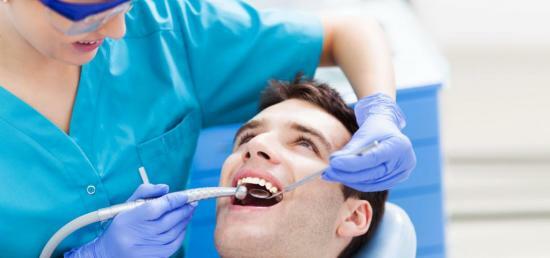 El dentista prescribe un tratamiento para los problemas con las encías
