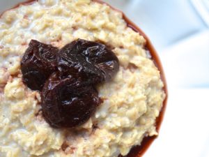 Gachas de avena con ciruelas pasas
