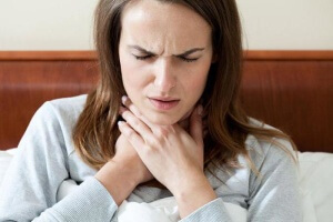 Eine der häufigsten Ursachen für Schmerzen in der Nase und Rachen ist eine akute Erkrankung der Atemwege