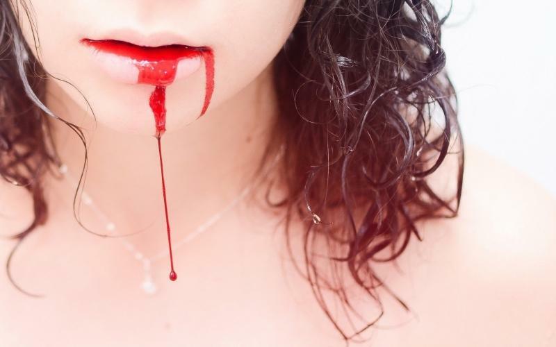 Krew z ustami w przyczynach porannych