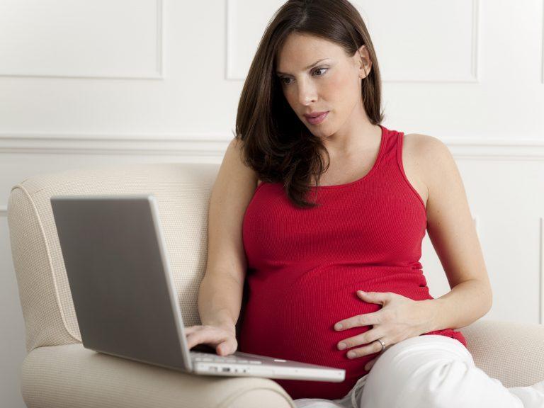 Trvalé sedenie tehotnej ženy napríklad pri prenosnom počítači