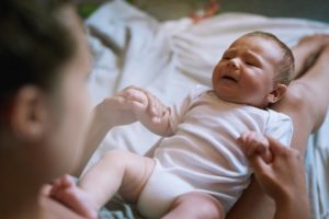 Koliikki vastasyntyneellä: mitä tehdä, miten auttaa, syyt