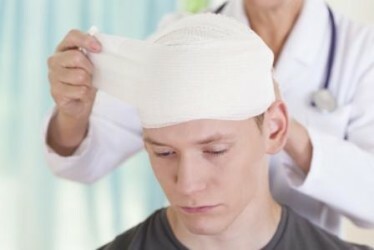 Mladý muž s traumou hlavy