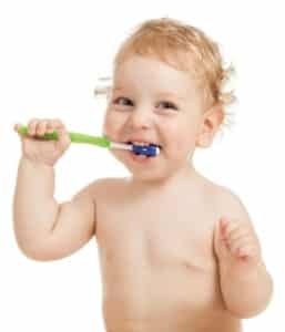 Barnet rengör tänderna