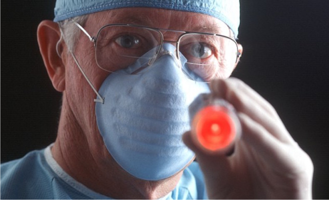 Chirurgas atlieka operacija naudojant lazerį
