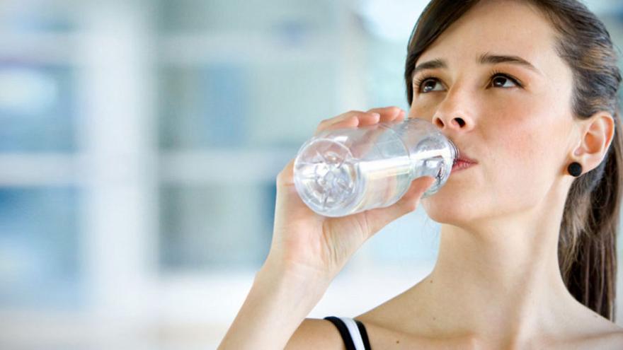 Man drinkt water