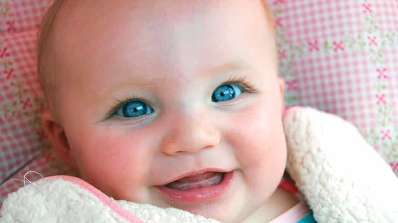 Známky a príznaky prvých zubov u detí