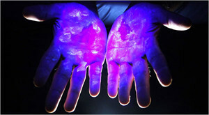 Schmutzige Hände unter Ultraviolett