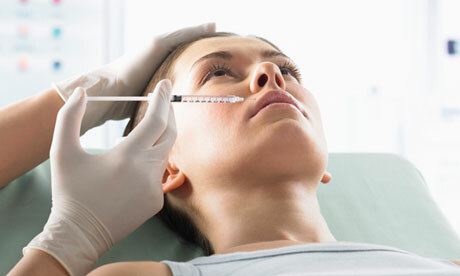 Žena Primanje plastične kirurgije tretman u usnu sa špricom