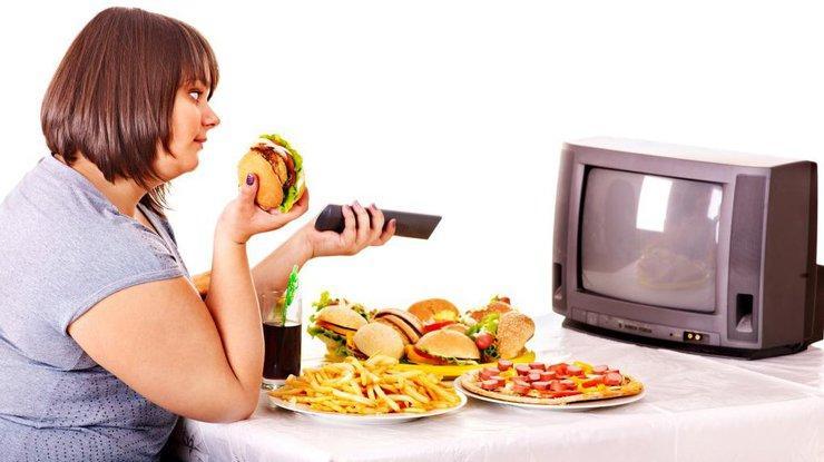 Das Anschauen von Filmen und Fernsehen zu den Mahlzeiten kann sich negativ auf die Verdauung auswirken