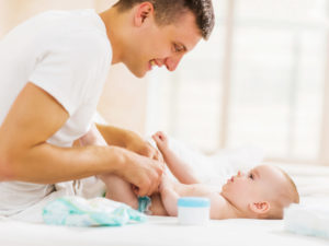 Aquecendo o abdômen do bebê com uma fralda
