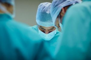 Läkaren utför operationen