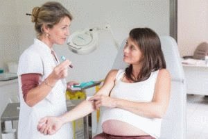 Exame de sangue em uma mulher grávida