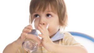 A gyerek vizet iszik