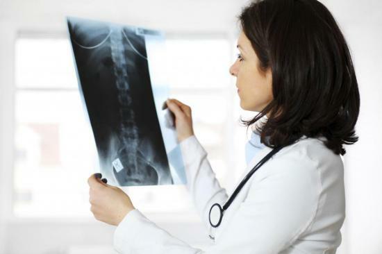 Diagnosen bekräftas efter en röntgen